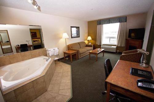 Gallery image of Service Plus Inns & Suites Drayton Valley in Drayton Valley