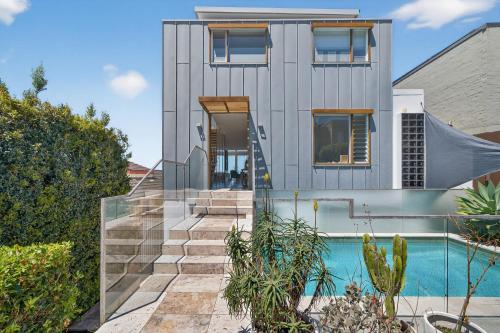 Πισίνα στο ή κοντά στο Luxury Curl Curl Retreat - Pool and Parking