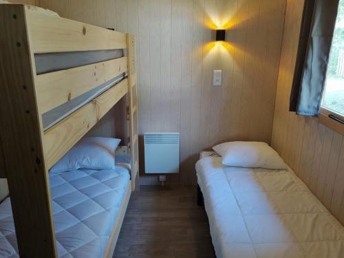 Ένα ή περισσότερα κρεβάτια σε δωμάτιο στο Chalet avec Accès Handicapé - Terrasse - API-1-52-1128