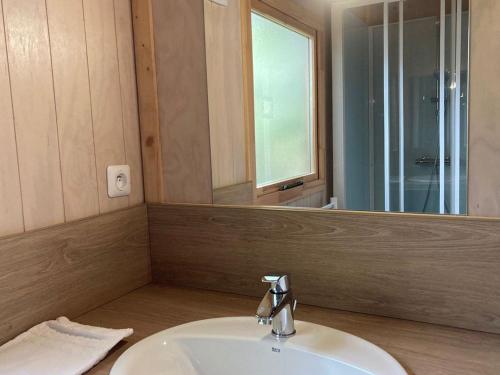 Ένα μπάνιο στο Chalet avec Accès Handicapé - Terrasse - API-1-52-1128