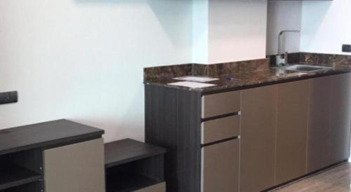 eine Küche mit Spüle und Arbeitsplatte in der Unterkunft The High One in Ban Laem Thaen