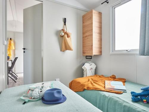 Кровать или кровати в номере Mobil-home avec terrasse à Hyères, idéal pour 4 personnes - API-1-52-1135