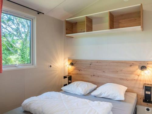 Ένα ή περισσότερα κρεβάτια σε δωμάτιο στο Mobil home pour 6 personnes avec terrasse à Tréguennec - API-1-52-1130