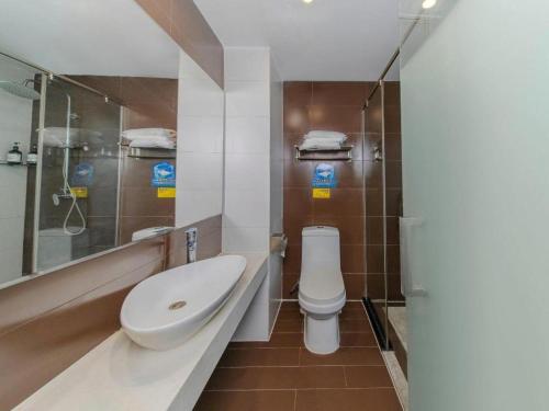 Un baño de 7 Days Inn Tai'an Dongpingxi Hualian