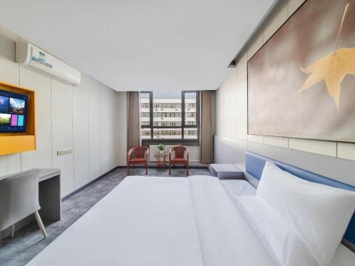 Una cama o camas en una habitación de 7 Days Inn Tai'an Dongpingxi Hualian