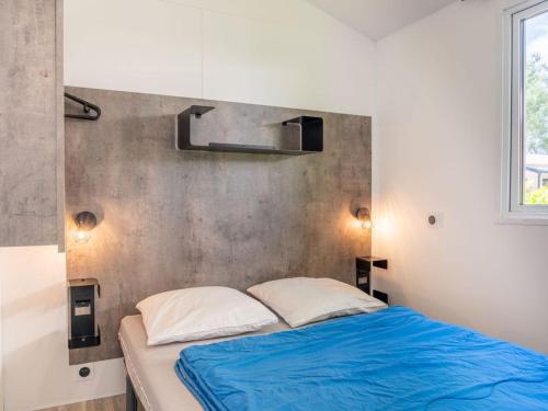 Ένα ή περισσότερα κρεβάτια σε δωμάτιο στο Mobil home pour 4 pers. avec terrasse - Tréguennec - API-1-52-1147