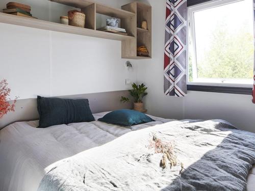 Ένα ή περισσότερα κρεβάτια σε δωμάτιο στο Location Mobil-home avec Terrasse à Illiers-Combray - API-1-52-1153