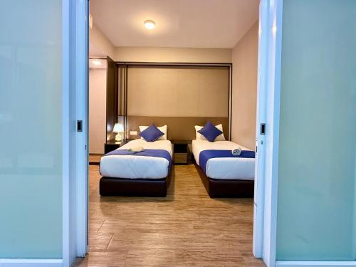 Ένα ή περισσότερα κρεβάτια σε δωμάτιο στο High Floor 2BR Loft Seaview Maritime by Golden Hour 0706