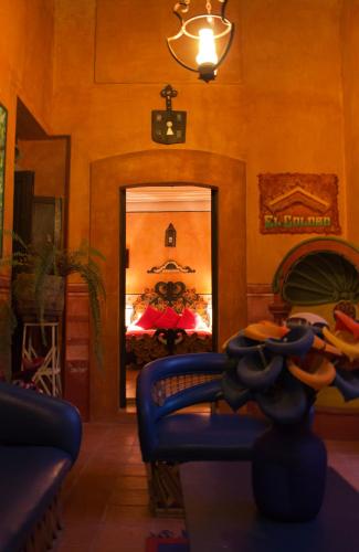 a living room with a bed and a mirror at La Casona Minera in Mineral de Pozos