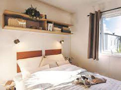Ένα ή περισσότερα κρεβάτια σε δωμάτιο στο Mobil-home avec Terrasse pour 6 personnes à Illiers-Combray - API-1-52-1177