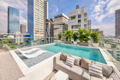 Bazén v ubytování IconSphere Hotel nebo v jeho okolí