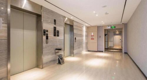 einen Flur eines Gebäudes mit WC darin in der Unterkunft City Comfort Inn Nanning International Exhibition Jinhu Plaza in Nanning