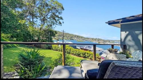 Bella Vista - Coastal Waterviews في Empire Bay: شرفة مطلة على الماء