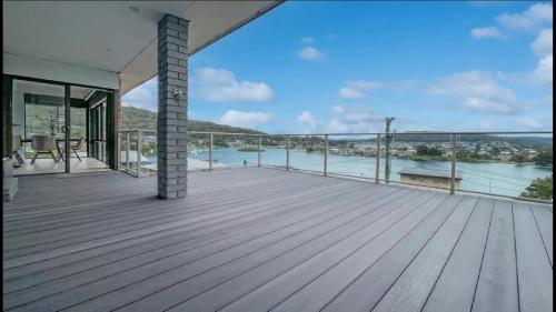 Bella Vista - Coastal Waterviews في Empire Bay: سطح كبير مطل على الماء