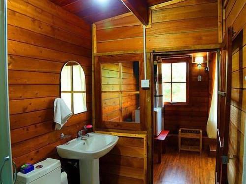 a bathroom with a sink and a mirror at Ma-Oya Retreat in Andiramada