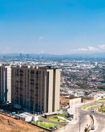 a view of a city with a tall building at Depa cómodo y práctico Excelente calidad-precio Zona tranquila in Guadalajara