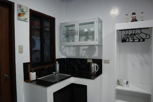 Η κουζίνα ή μικρή κουζίνα στο Jmt Star's Inn