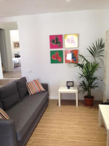 a living room with a couch and a table at Casa Desdy in Tuscania