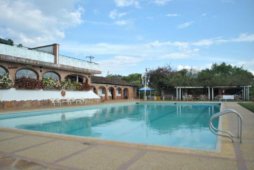 einem großen Pool vor einem Gebäude in der Unterkunft Hotel Acuarela in La Granja