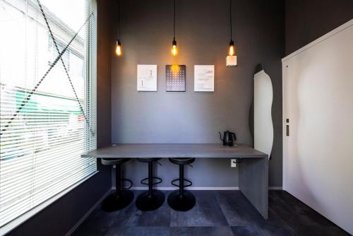 a counter in a room with a table and a window at Amp Flat 清川 in Sumiyoshi