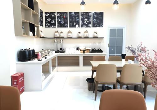 a kitchen and dining room with a table and chairs at City Comfort Inn Lhasa Gongga County Gongga Airport in Zamsar