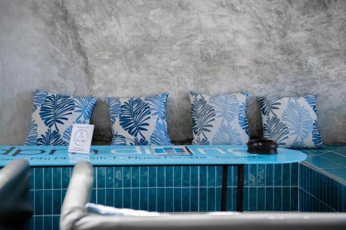 涛岛涛岛潜水DPM酒店及酒吧的一张带蓝色和白色枕头的沙发