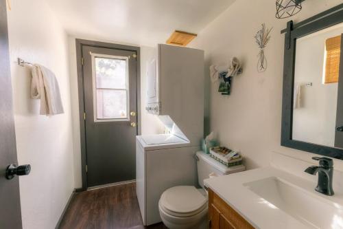 Et badeværelse på Cozy Cabin Among The Pines