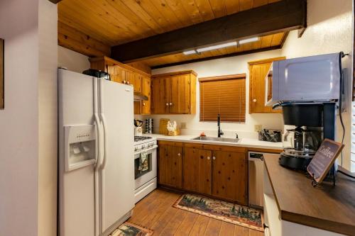 Køkken eller tekøkken på Cozy Cabin Among The Pines