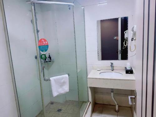 GreenTree Alliance Hotel Changzhou Tibet National Middle School Chenduqiao في تشانغتشو: حمام مع حوض ودش زجاجي