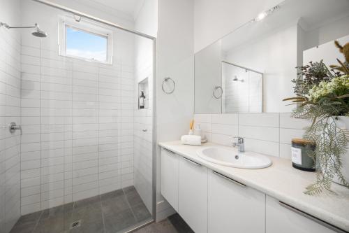 Et badeværelse på BlueBelles - Coastal Chic Overlooking Maslin Beach