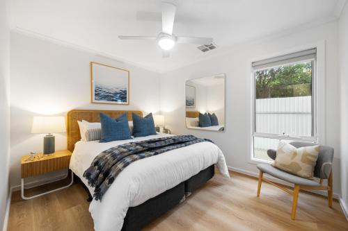 En eller flere senge i et værelse på BlueBelles - Coastal Chic Overlooking Maslin Beach