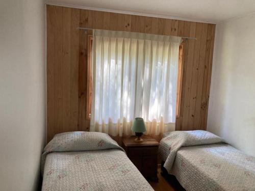 Een bed of bedden in een kamer bij Cabaña Yoka - Orilla de Lago