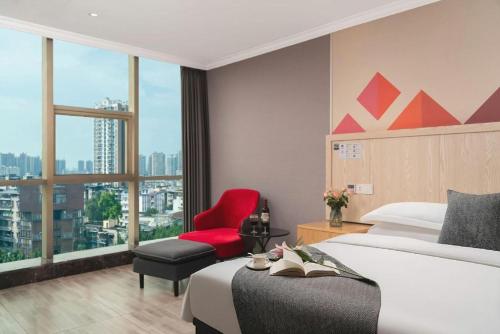 Ένα ή περισσότερα κρεβάτια σε δωμάτιο στο Borrman Hotel Chongqing Hechuan High-speed Railway Station District Government