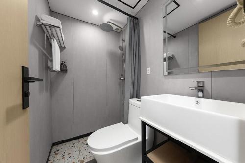 Ένα μπάνιο στο Shell Hotel Beijing Shunyi District Shunyi Metro Station