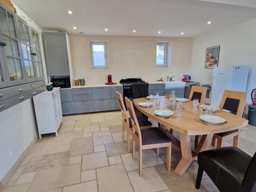 Charroux-dʼAllierにあるGîte en pierre à Charroux avec Piscine et Vue sur Campagne - FR-1-489-607のギャラリーの写真