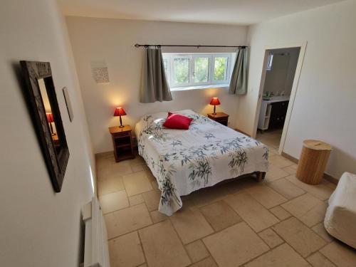 Ένα ή περισσότερα κρεβάτια σε δωμάτιο στο Gîte en pierre à Charroux avec Piscine et Vue sur Campagne - FR-1-489-607