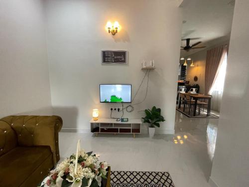 Μια τηλεόραση ή/και κέντρο ψυχαγωγίας στο Homestay Cahaya Purnama