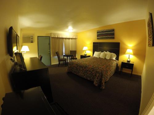 Tempat tidur dalam kamar di Indio Holiday Motel