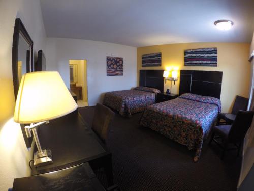 Кровать или кровати в номере Indio Holiday Motel