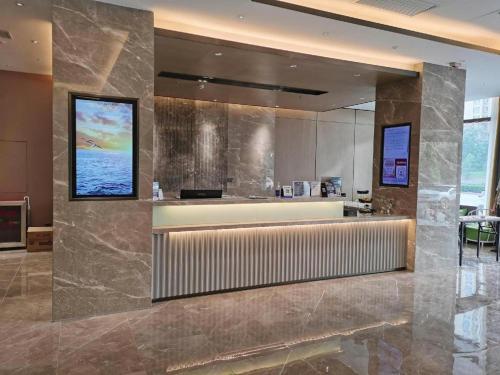 eine Lobby eines Hotels mit einer Rezeption in der Unterkunft GYA Hotel Taiyuan Zonggai Zone Ancient County Chengnan Station in Taiyuan