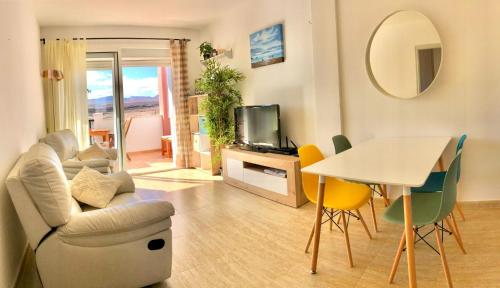 Et tv og/eller underholdning på Sunset House et piscine