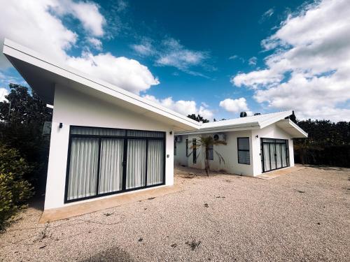 ein weißes Haus mit zwei Garagentüren in der Unterkunft Blue Banana Villas in San José Pinilla