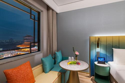 Postel nebo postele na pokoji v ubytování Kaifeng Drum Tower Square, Qingming Riverside Landscape Garden, Manxin Hotel