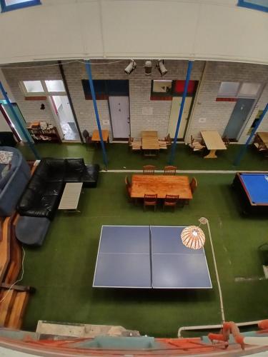 Una vista aérea de una cancha de ping pong en una habitación. en 1849 Accommodation, en Albany