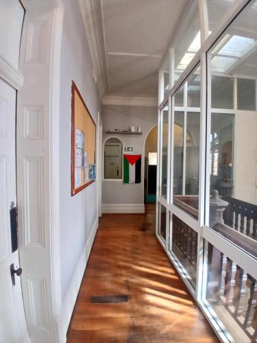 un pasillo de una casa con puertas de cristal en 1849 Accommodation, en Albany