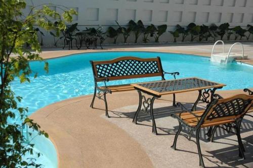 Πισίνα στο ή κοντά στο V-One Hotel Korat