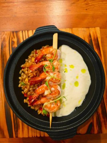 un plato de comida con camarones y arroz en Kata Station Boutique Hotel, en Kata Beach