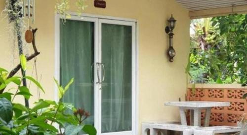 Κήπος έξω από το Baan Suan Phidchamika