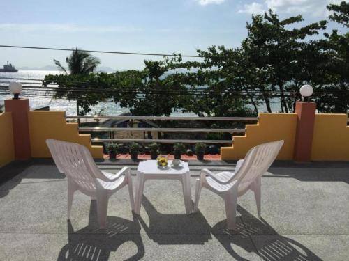 zwei Stühle und ein Tisch auf einer Terrasse in der Unterkunft The Royhanna Beach House in Tab Kaek Beach