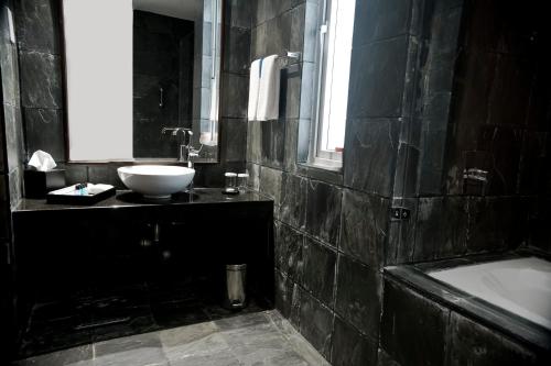 Ένα μπάνιο στο Ocean Edge Suites & Hotel Colombo